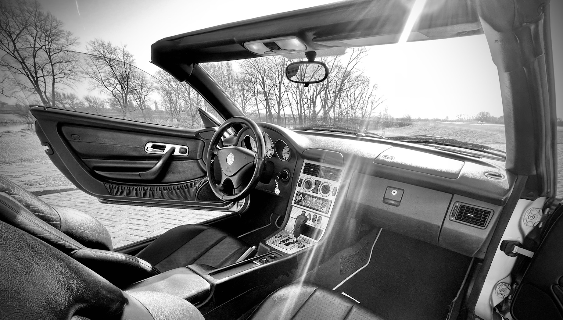 Sportauto bij zonsopkomst